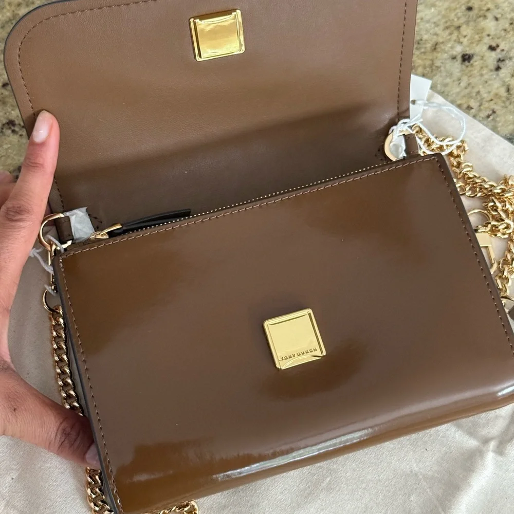 New tory burch ❤️‍🔥 Emerson PATENT CHAIN WALLE RICH WALNUT